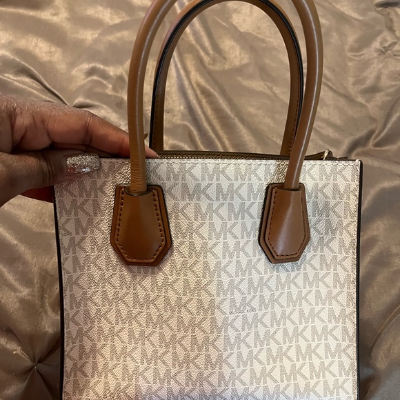 Michael Kors Mercer Medium Accordion Leather Tote Vanilla - Picture 3 of 13